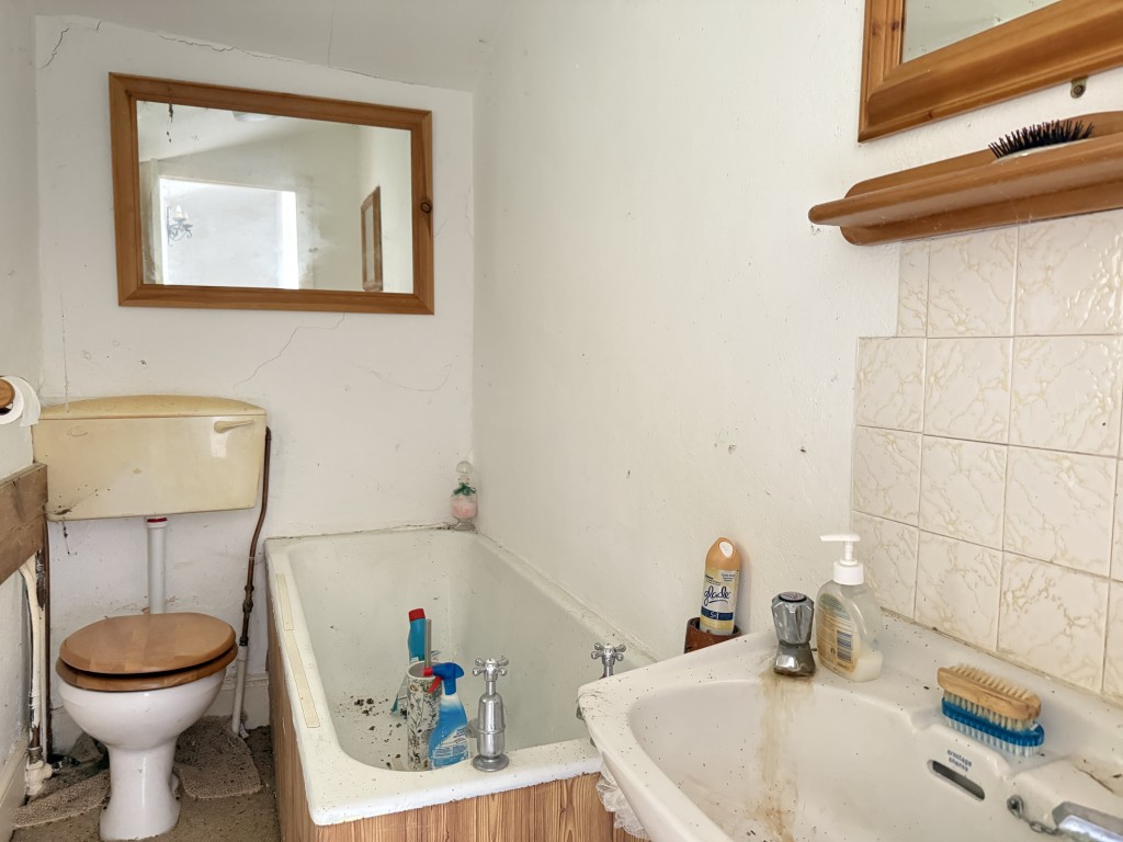 Lot: 52 - STRUCTURALLY DAMAGED DETACHED COTTAGE FOR IMPROVEMENT WITH GARAGE - Bathroom